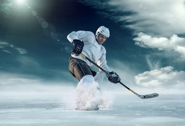 Jugador de hockey sobre hielo en acción —  Fotos de Stock