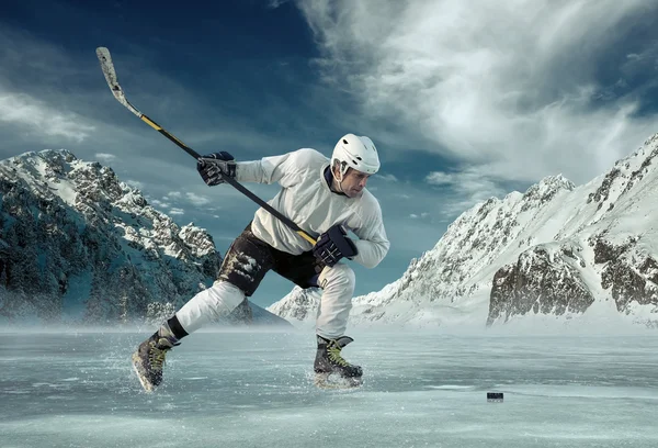 Jugador de hockey sobre hielo en acción —  Fotos de Stock