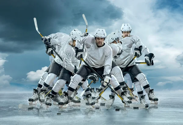 Jogadores de hóquei no gelo em ação — Fotografia de Stock