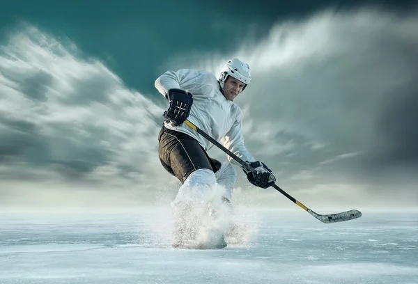 Jugador de hockey sobre hielo en acción —  Fotos de Stock