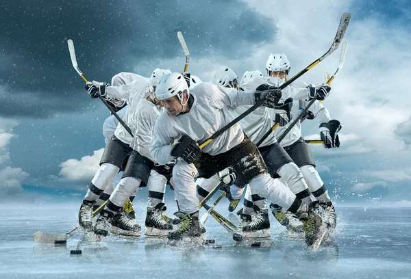 Jugadores de hockey sobre hielo en acción — Foto de Stock