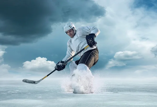 Jugador de hockey sobre hielo en acción — Foto de Stock