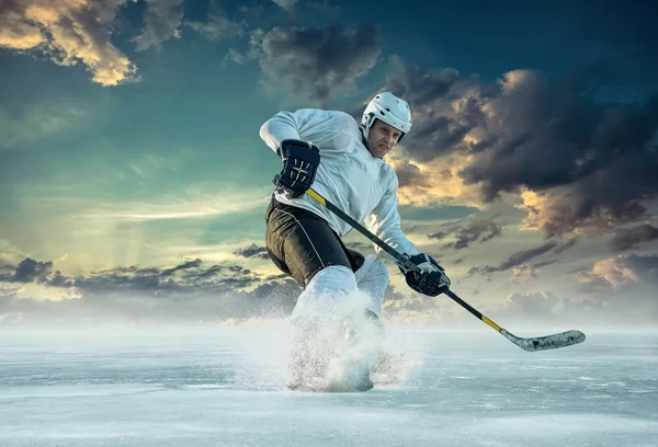 Jugador de hockey sobre hielo en acción —  Fotos de Stock