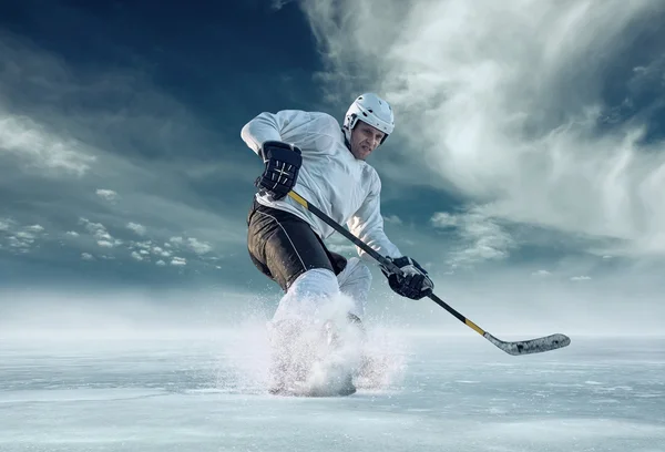 Ijshockeyspeler in actie — Stockfoto