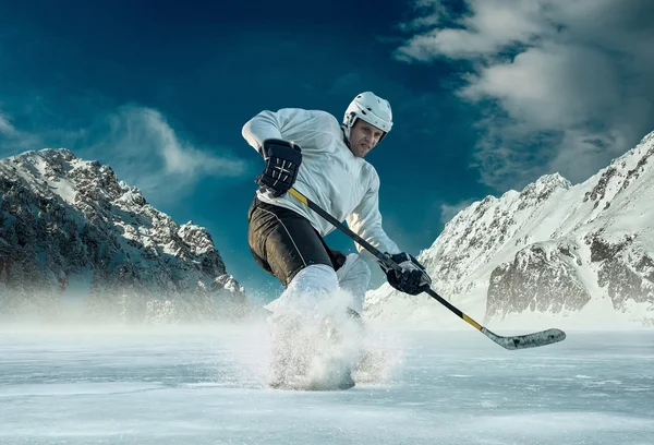 Jugador de hockey sobre hielo en acción —  Fotos de Stock