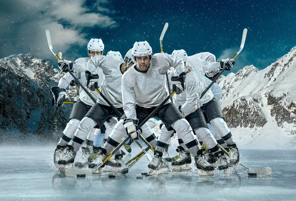 Ice hockeyspelare i aktion — Stockfoto