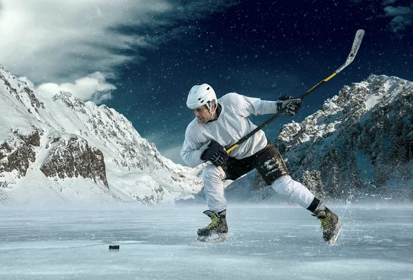 Joueur de hockey sur glace en action — Photo