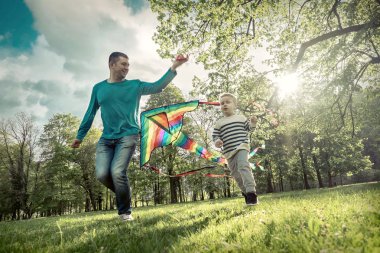 Baba ve oğul uçurtma ile oynama