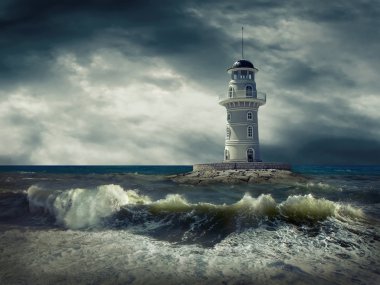 Deniz gökyüzü altında deniz feneri