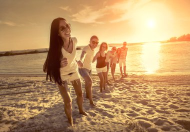 Arkadaşlar eğlenceli plaj 