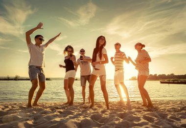 Sahilde arkadaşlar komik dans 