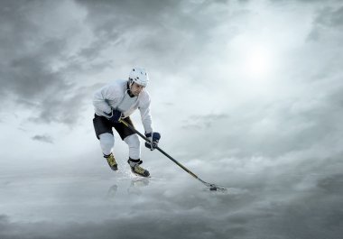 Buz hokeyi oyuncusu iş başında