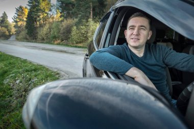 Araba süren bir adam.