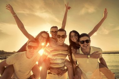 Arkadaşlar eğlenceli plaj 