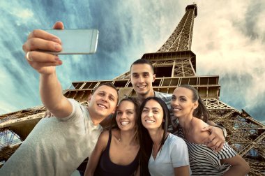 Self of Group dostları dünyanın en popüler seyahat yerlerinden biri olan Eyfel Kulesi 'nde..