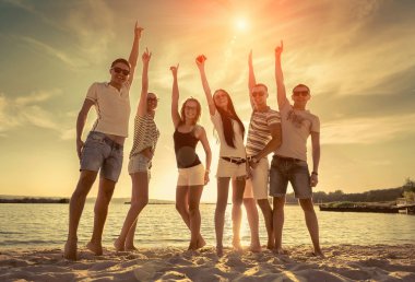 Sahilde arkadaşlar komik dans 