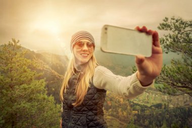 Kadının selfie dağlarda yapması