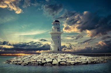 Deniz gökyüzü altında deniz feneri