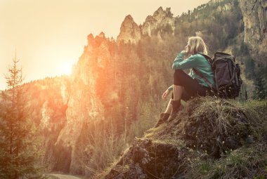 Dağlarda yürüyüş yapan bir kadın