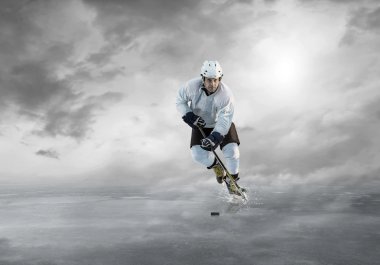 Buz hokeyi oyuncusu iş başında