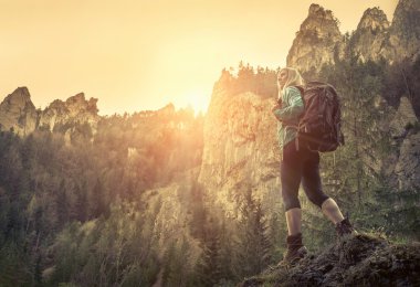 Dağlarda yürüyüş yapan bir kadın