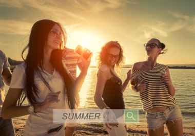 Günbatımı güneş ışığı altında sahilde arkadaşlar komik dans.