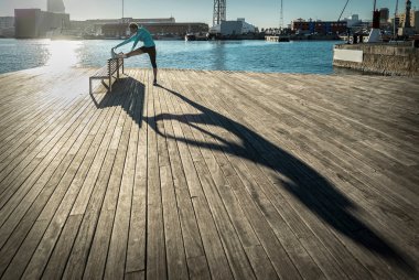 Kadının çalıştırdıktan sonra egzersiz yapması