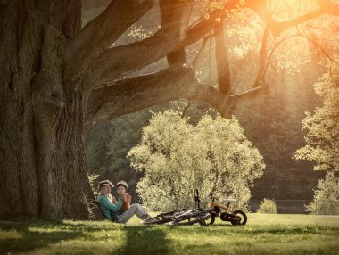 Anne ve oğlu Bisiklet park ile