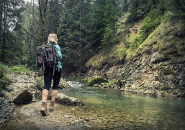 Dağlarda yürüyüş yapan bir kadın