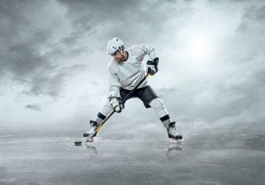 Buz hokeyi oyuncusu iş başında