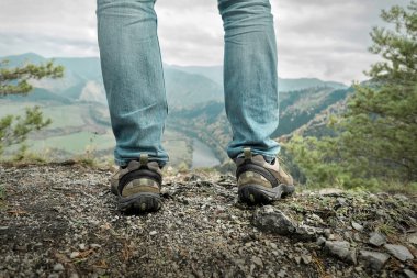 Dağlarda dikilen adam