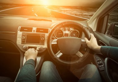 Araba süren bir adam..  