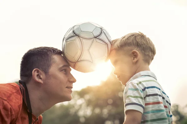 Vater und Sohn spielen Fußball — Stockfoto