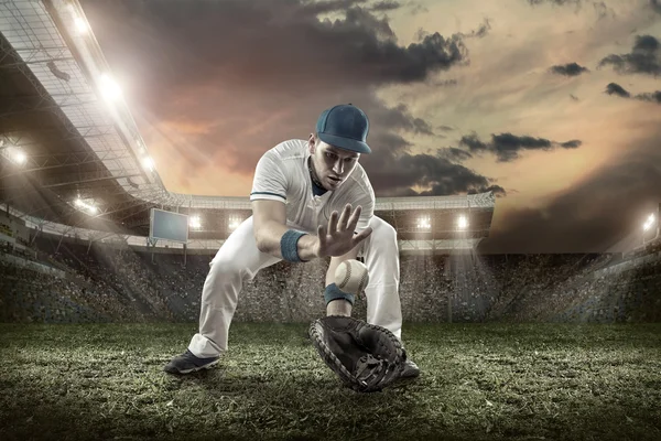 Jugador de béisbol en acción — Foto de Stock