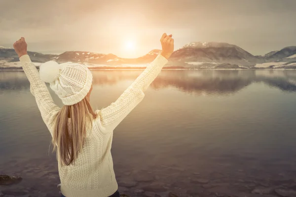 Vrouw in wit in de winter — Stockfoto