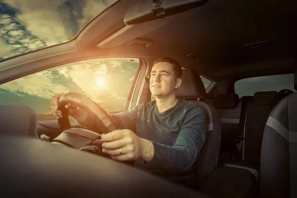 Man die in een auto rijdt. — Stockfoto