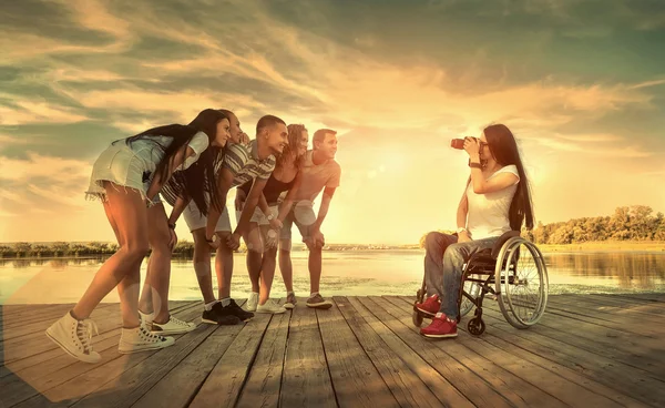 Женщина Фотограф Инвалид Стреляет Своих Друзей Солнцем — стоковое фото