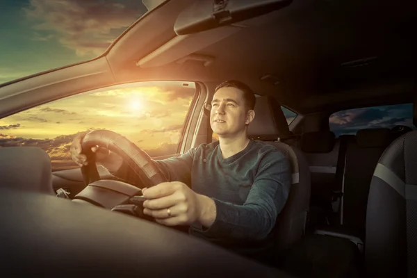 Hombre conduciendo un coche. — Foto de Stock