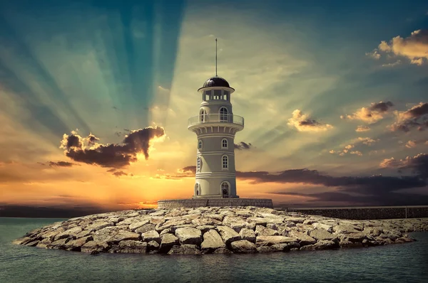 Faro en el mar bajo el cielo —  Fotos de Stock