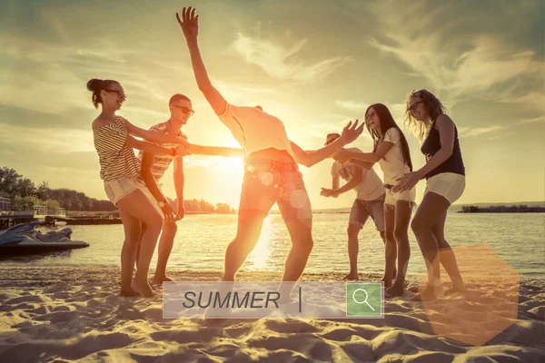 Amici Divertente Gioco Sulla Spiaggia Sotto Luce Del Sole Del — Foto Stock