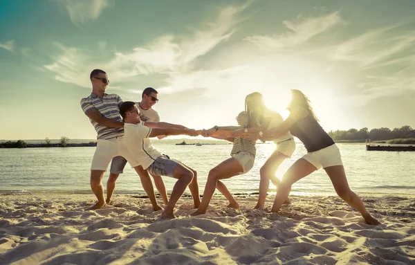 Friends Funny Tug War Beach Sunset Sunlight — Stock Photo, Image