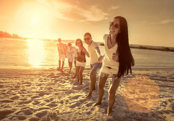 Divertimento degli amici sulla spiaggia — Foto Stock