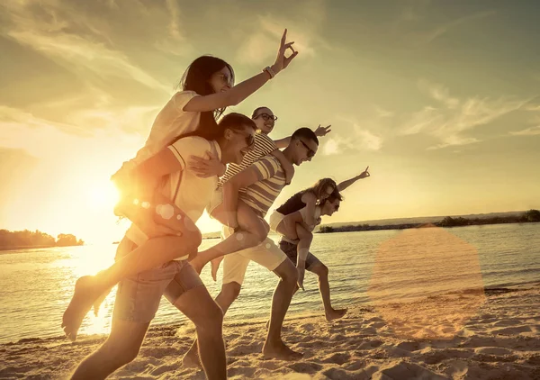 Friends fun on the beach — Stock Photo, Image