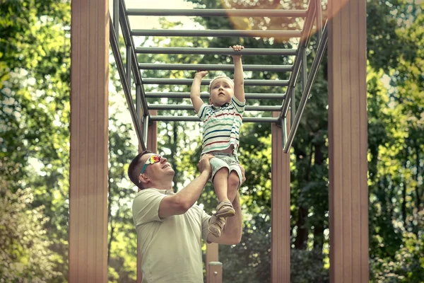 Pai e filho exercendo — Fotografia de Stock