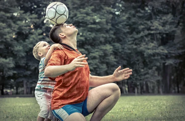 Vader en zoon die voetballen — Stockfoto