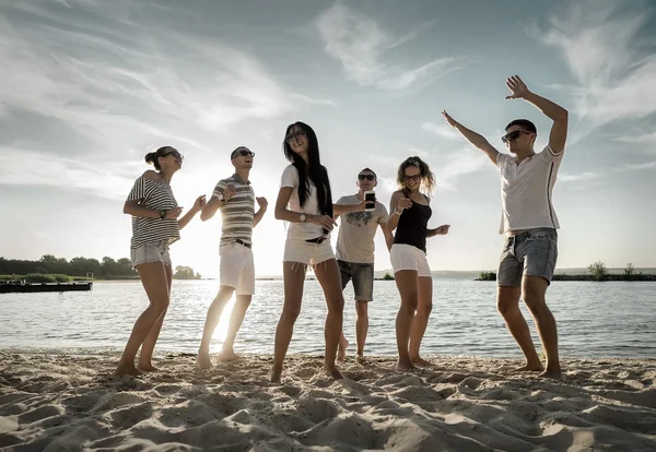 Αστεία φίλοι χορεύουν στην παραλία — Φωτογραφία Αρχείου