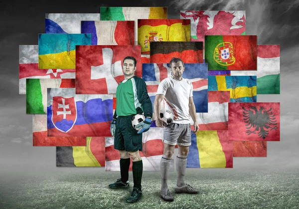 Футболисты на фоне флагов — стоковое фото