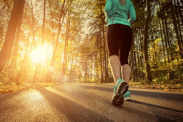 Runner in autumn forest — Stock Photo, Image