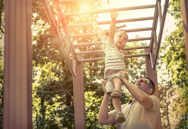 Pai e filho exercendo — Fotografia de Stock