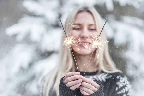 Mulher com brilhos no inverno — Fotografia de Stock